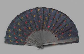 Folding feathered fan of iridescent hummingbird feathers