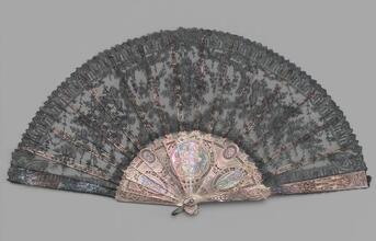 Folding fan of black Chantilly lace leaf