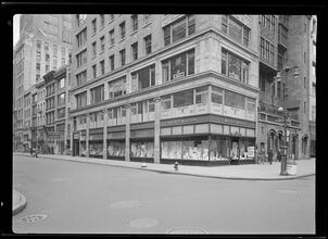 562 5th Avenue and 46th Street. Three lower stories, new office of Gilliam and McVay Real Estate on 2nd floor.