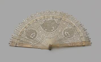 Folding fan of pierced horn