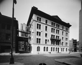 [Footbridge between old House of Relief and ambulance annex of the New York Hospital.]
