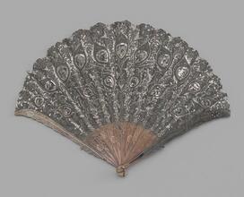 Folding fan of black silk net leaf embroidered with peacock feathers