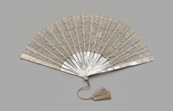 Folding fan of white lace