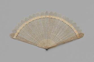Folding fan of pierced blond horn