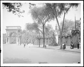 Washington Square, general view of square showing monument and arch. [Italian War Commission, June 1917.]
