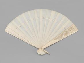 Brisé fan of ivory with carved floral detail