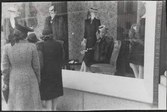 [Women window shopping on 5th Avenue.]