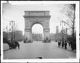 Washington Arch looking south. [Mayor's Committee to Welcome British & French War Commissions.]
