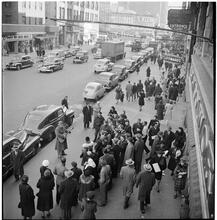 Burl Ives [Burl Ives performing in the street.]