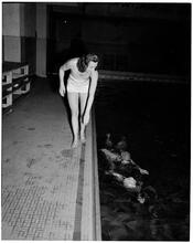 Holm, Eleanor- World's Fair N.Y. Swimming Pool [Eleanor Holm coaching students in the water.]