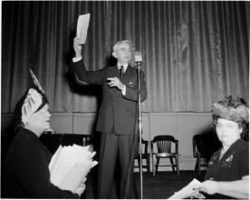 Dale Carnegie [Dale Carnegie teaching a public speaking class.]