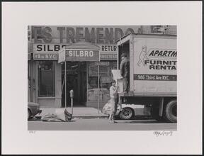 Es Tremendo (West side of 3rd Avenue between 116th Street & 117th Street.)