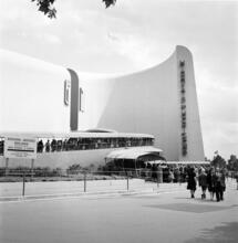 [General Motors building at New York World's Fair, with people waiting in line for the Futurama ride.]