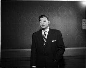 [Jack Carson in "Of Thee I Sing".]