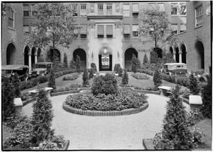 270 Park Avenue [building]. Garden axis view.