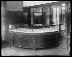 50th Street and 5th Avenue. Kirkpatrick Store. Circular showcase.