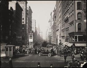 [5th Avenue and 42nd Street.]