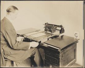 [Man at a Donning typewriter desk.]