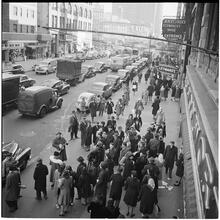 Burl Ives [Burl Ives performing in the street.]