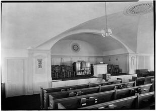 First Presbyterian Church. Chancel, side view.
