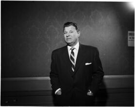 [Jack Carson in "Of Thee I Sing".]