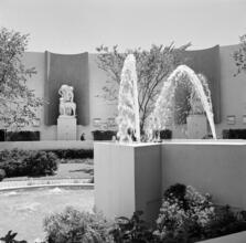 [Fountain and gardens at the New York World's Fair.]