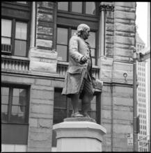 ["Benjamin Franklin" statue in Printing House Square.]
