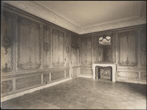 [Empty room.]