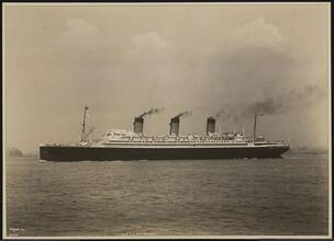 French Line, S.S. "Ile de France", Off the Statue of Liberty.