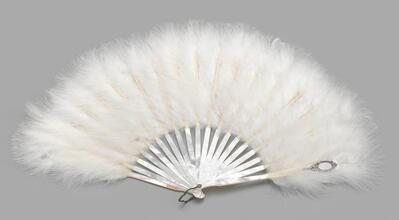 Folding feathered fan of white marabou feathers