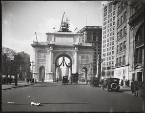[Fifth Avenue and 25th Street.]