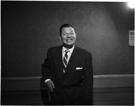 [Jack Carson in "Of Thee I Sing".]