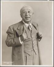 [Menasha Skulnik in costume.]