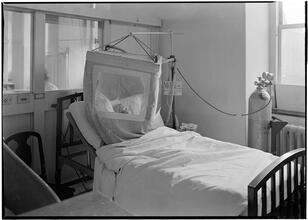 Beth Israel Hospital. Stuyvesant Square. The ward, oxygen tent.