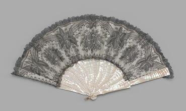 Folding fan of black Chantilly lace leaf