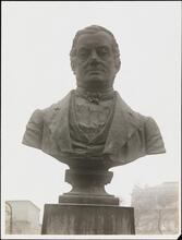 [Bust of Washington Irving in Bryant Park.]
