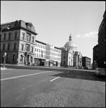 [Looking east on Broadway from Bedford Avenue and South 6th Street.]