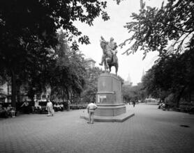 [George Washington bronze equestrian statue in Union Square.]