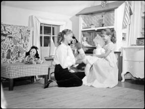 Fashion Models: Lisa Fonssagrives [Lisa Fonssagrives playing with her daughter at home.]