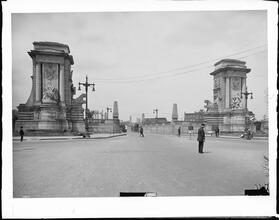Manhattan Bridge Plaza, Brooklyn side. [Mayor's Committee to Welcome British & French War Commissions.]