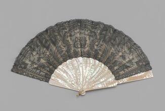 Folding fan of black Chantilly lace leaf