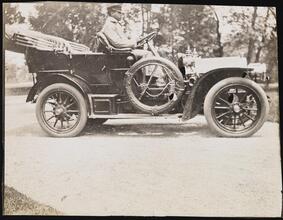 [Locomobile.]