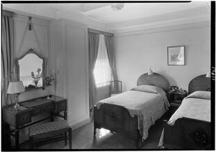Hotel Governor Clinton. Entrance 2047 toward beds.