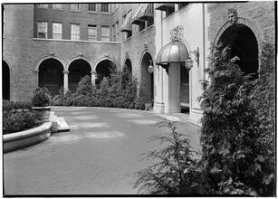 270 Park Avenue [building]. Court entrance to Madison Avenue.