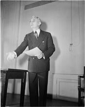 Dale Carnegie [Dale Carnegie teaching a public speaking class.]