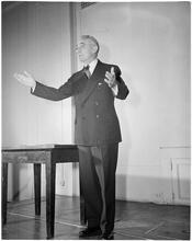 Dale Carnegie [Dale Carnegie teaching a public speaking class.]