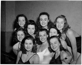 Holm, Eleanor- World's Fair N.Y. Swimming Pool [Eleanor Holm with students.]