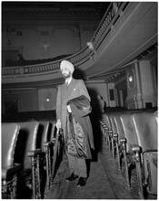 Dale Carnegie [S. S. Jaaj, a student, in the audience of a Dale Carnegie public speaking class.]