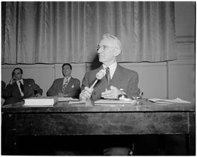 Dale Carnegie [Dale Carnegie teaching a public speaking class.]