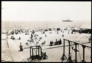 [Overall view of the beach.]
